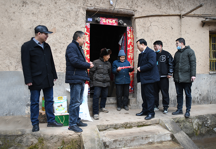 公司春節(jié)前走訪慰問(wèn)幫扶村貧困戶