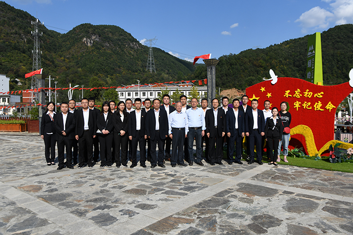 市城投公司赴北寬坪紅色教育基地開展“追夢憶初心——帶著黨旗去參觀” 主題教育志愿者服務活動